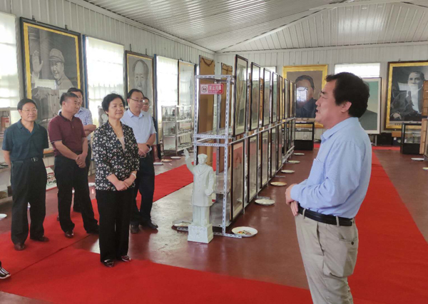 新泰市人大曲主席率二十多位人大代表到中玻公司参观白求恩主题纪念馆